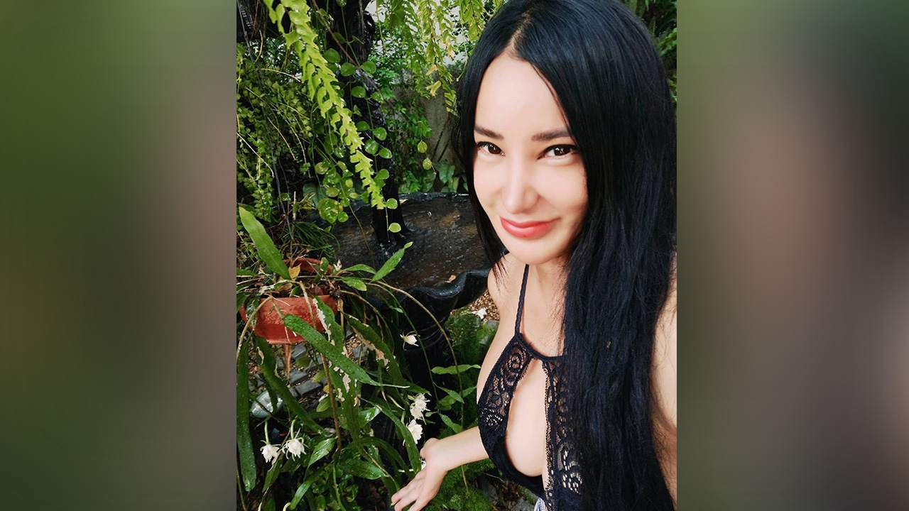 เปิ้ล ไอริณ กลายเป็นคนสวนเซ็กซี่ หลังเก็บตัวอยู่บ้านหนีโควิด-19 (คลิป)