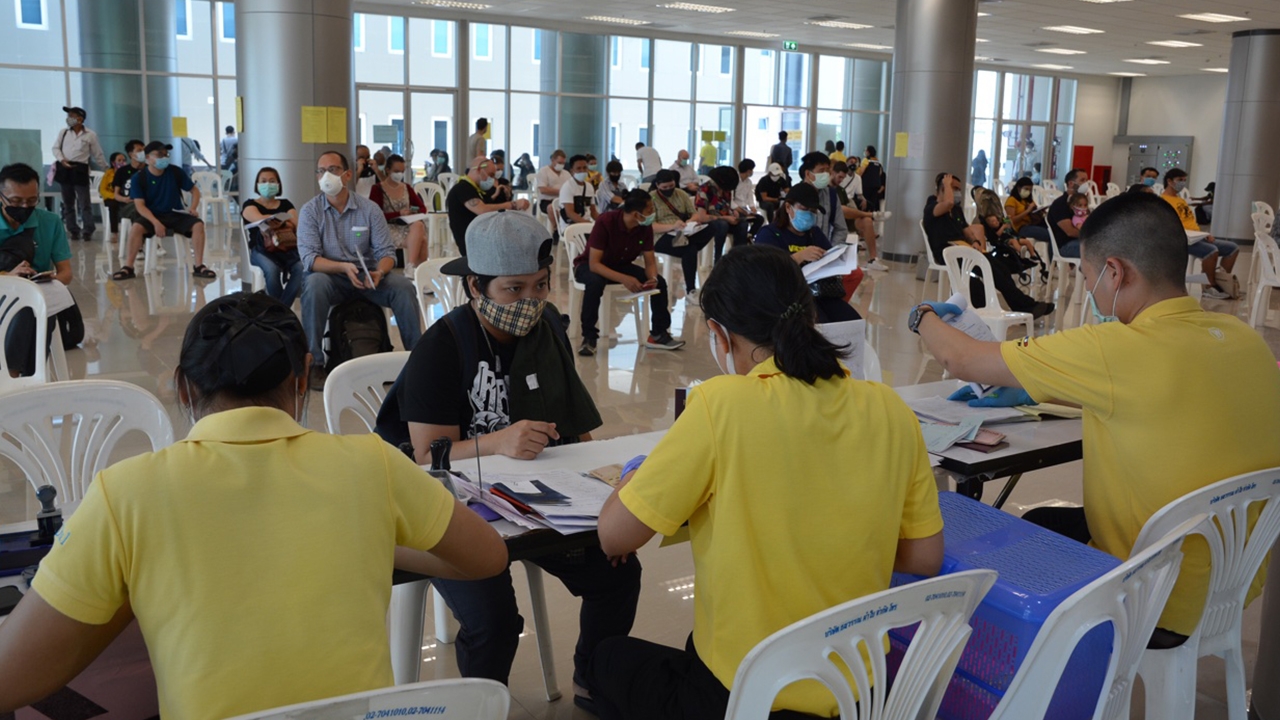 ชาวต่างชาติแห่มาต่อวีซ่าที่ บชก.ใหม่ หลังพิษโควิด-19 ทำกลับบ้านไม่ได้