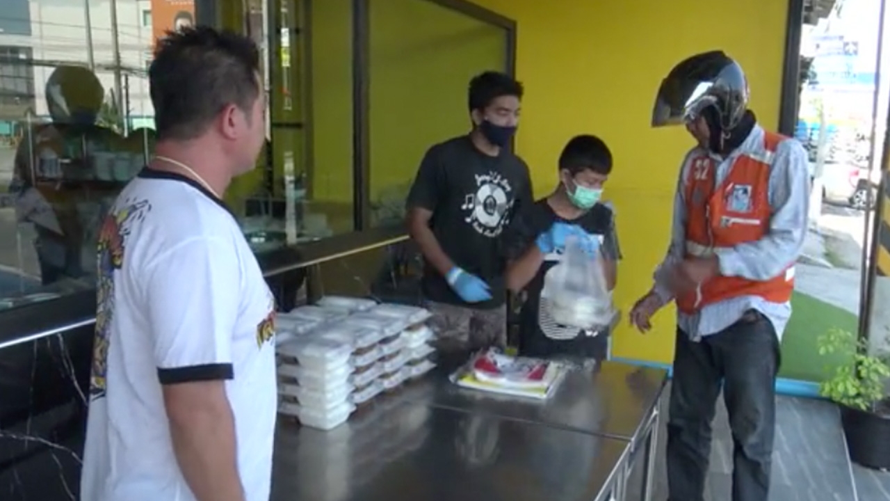 เถ้าแก่ร้านโต๊ะจีนที่บางแสน ทำข้าวกล่องแจกฟรีให้คนตกงานจากพิษโควิด-19 