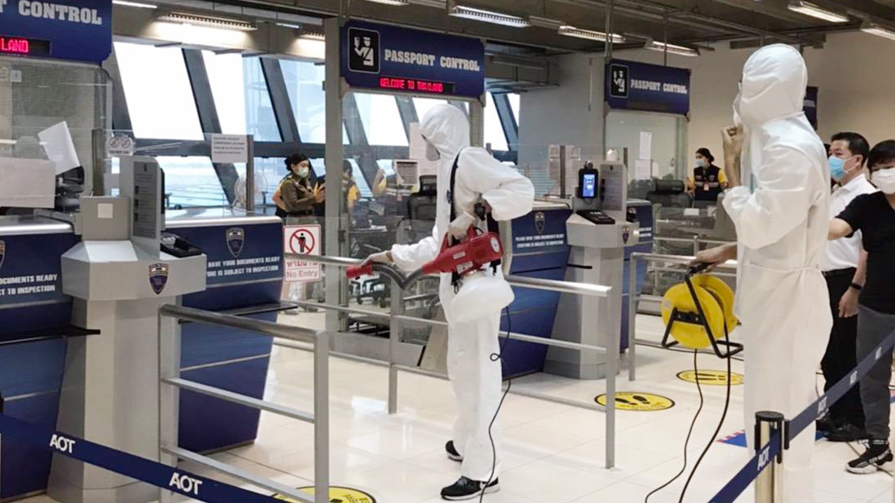 ตำรวจ ตม.ล้างฆ่าเชื้อด่านสนามบินสุวรรณภูมิ เผยมาตรการเข้มสกัดโควิด-19