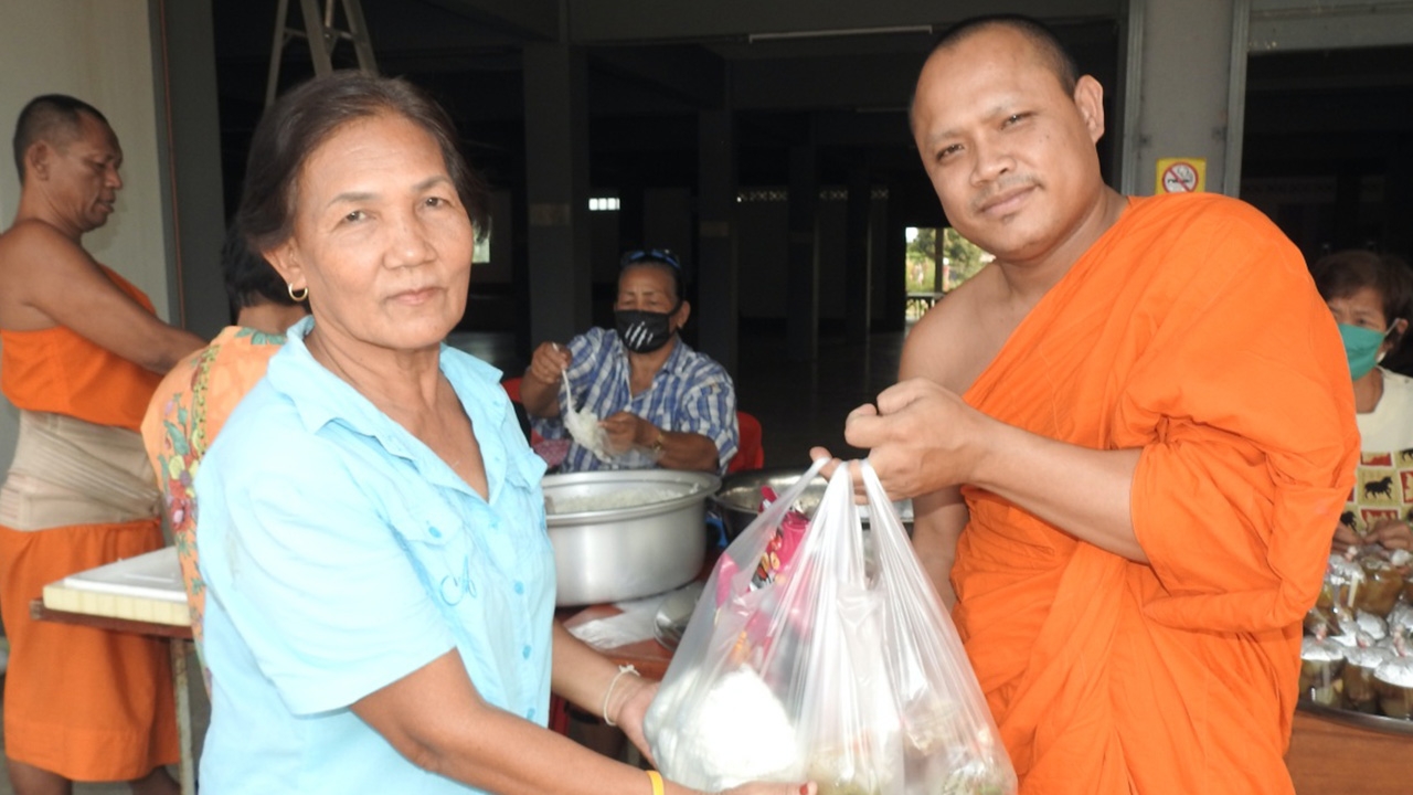 ได้เวลา "พระช่วยโยม" วัดตั้งโรงทานต้านโควิดฯ ทำอาหารกล่องแจก