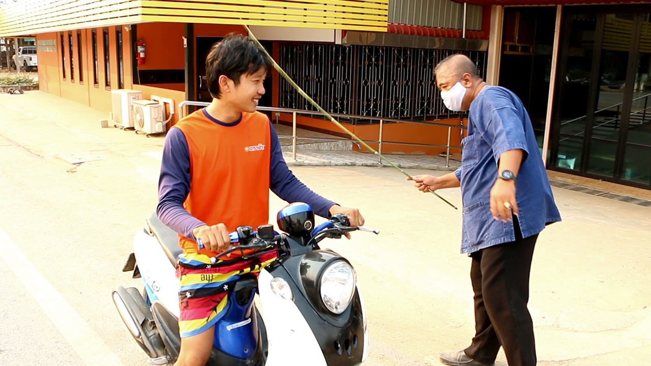 หวดเพื่อชาติ นายกอบต.ใช้ยาแรง ถือไม้เรียวขู่ ถ้าไม่สวมหน้ากากกันโควิด