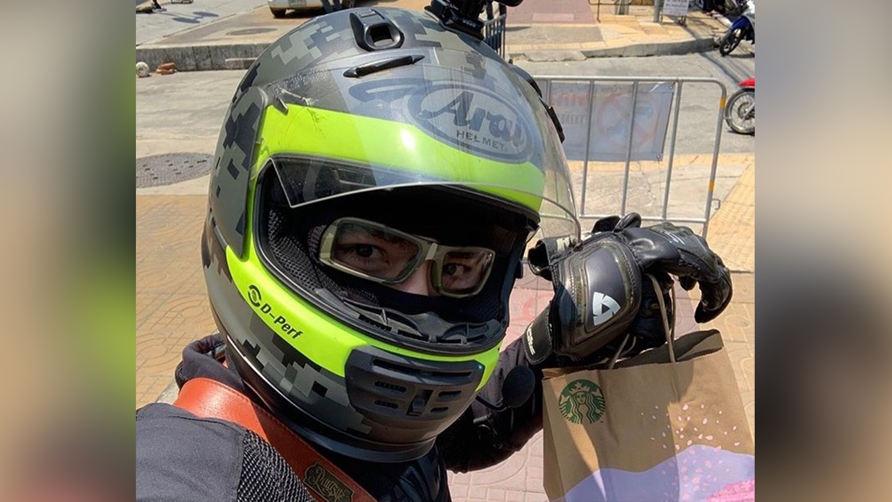 นิว วงศกร ว่างงาน รับจ๊อบขับบิ๊กไบค์เป็นพนักงานส่งอาหารเดลิเวอรี่