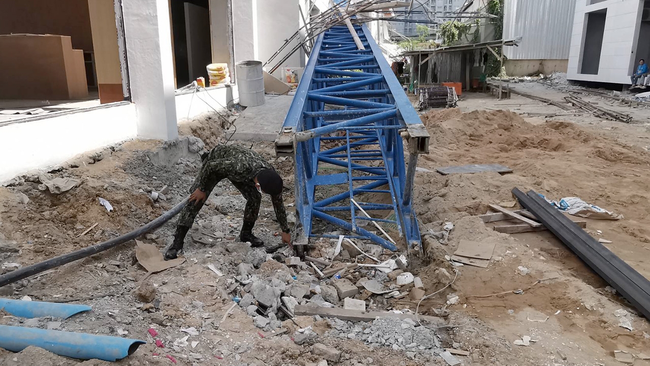 เครนยักษ์ถล่มทับบ้าน 6 หลัง เจ็บ 3 ราย สาวใหญ่สาหัสขาขาด 