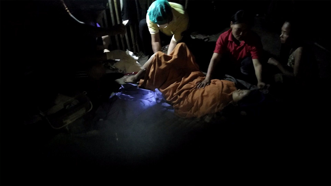 สาวพม่าอั้นไม่ไหว คลอดลูกชายกลางไร่ ท่ามกลางเสียงยินดีของผู้มาช่วยลุ้น