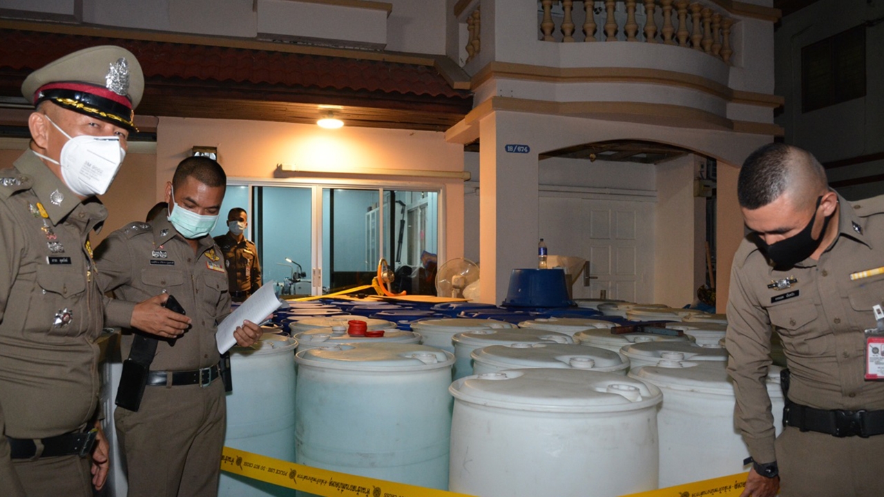 บุกยึดแอลกอฮอล์กว่า 8 พันลิตร สาวปัดเสียงแข็ง โยนคนรู้จักฝากไว้ 