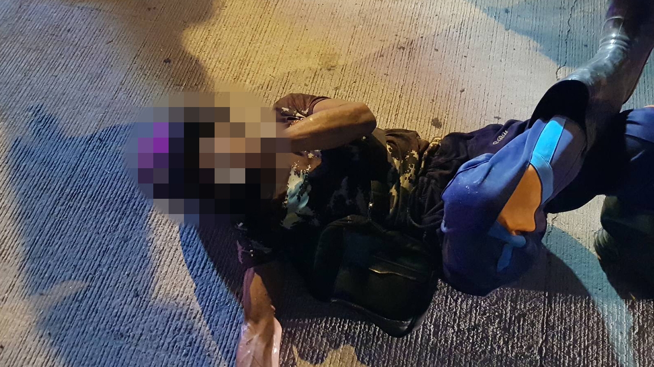 เฒ่าอินดี้ นอนดมกาวไขว่ห้างขวางถนน บอกมีความสุข ได้ดึงดาว-มองท้องฟ้า  