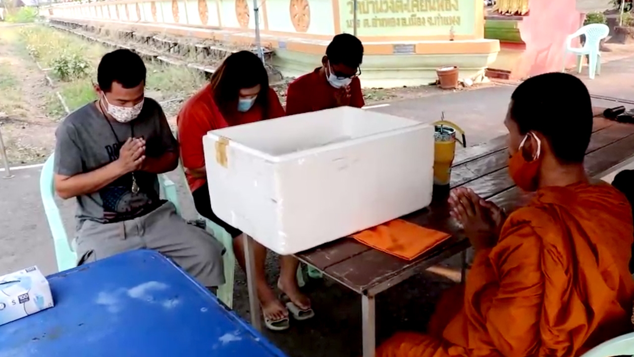 พระที่กำแพงเพชร งดบิณฑบาตปิดวัดตั้งโต๊ะรับภัตตาหารหน้าวัด สกัดโควิด19