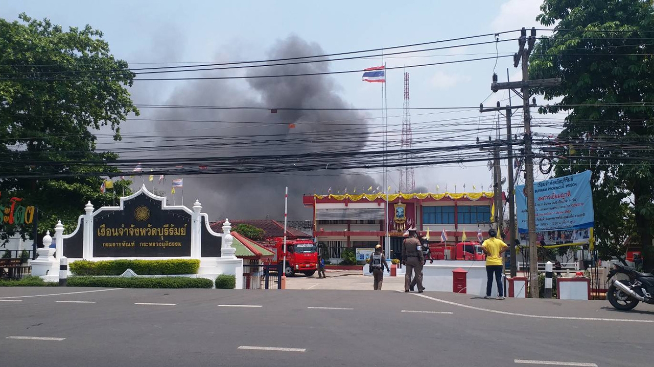 ด่วน เกิดจลาจล ในเรือนจำบุรีรัมย์ เผาบ้านผู้คุม เร่งระงับเหตุ