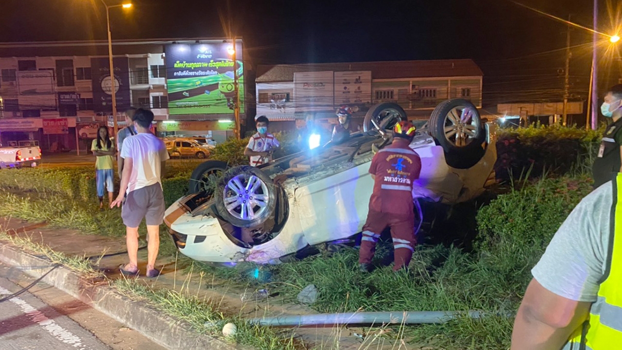 อุบัติเหตุ เก๋งเสียหลักพลิกคว่ำกลางสี่แยกบ้านวังยาว ดับ 1 สาหัส 1