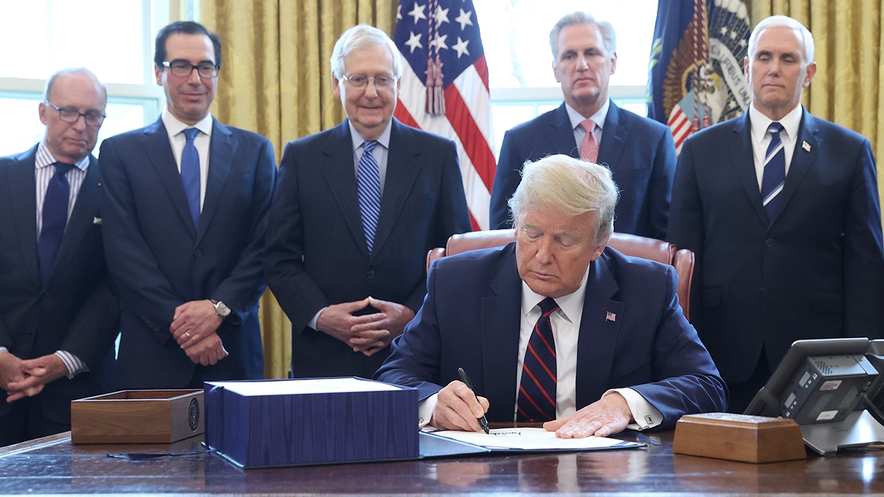 ทรัมป์ลงนามก.ม.ครั้งประวัติศาสตร์ อัดงบพิเศษมหาศาล 65 ล้านล้าน สู้โควิด