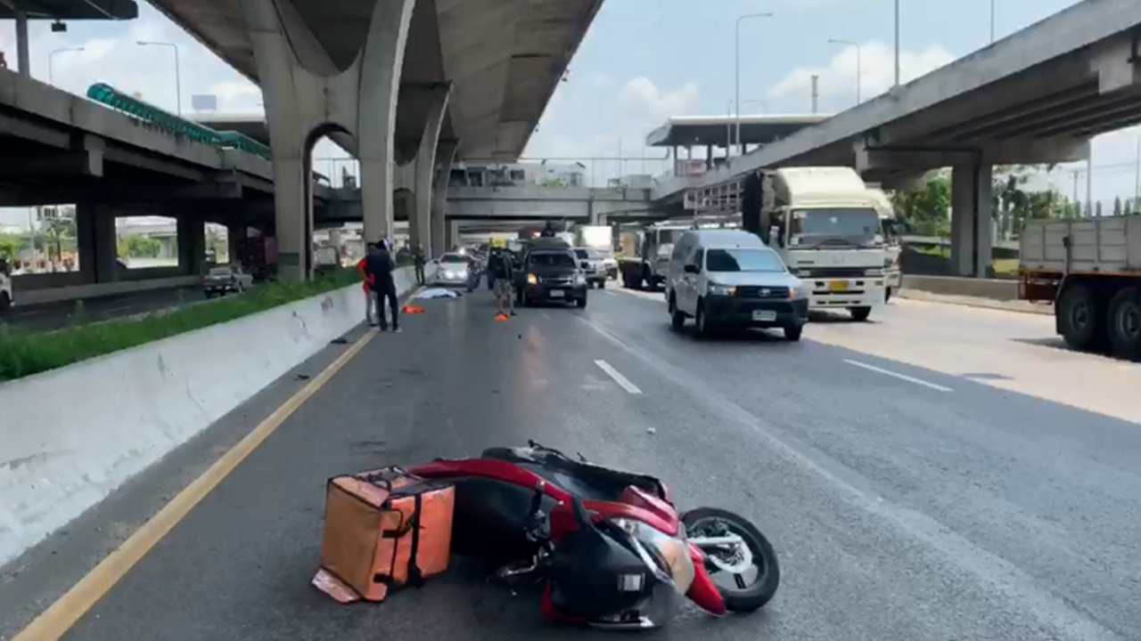 หนุ่มส่งอาหารชะตาขาด จยย.ชนกับสิบล้อก่อนกระเด็นไปอัดตอม่อ ถ.เทพรัตนดับ