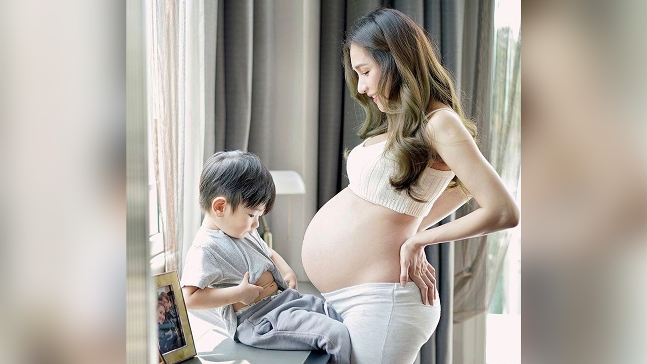 น่าเอ็นดู พี่อคิณ เปิดพุงแข่ง แม่เนย นับวันรอได้เจอหน้า น้องลลิล