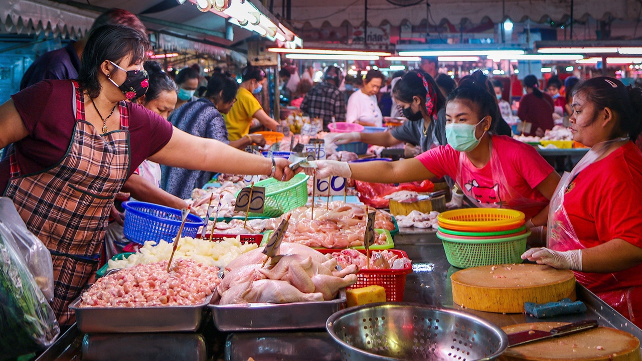 ตลาดเช้าคึกคัก คนกรุงแห่ซื้อ "ของสด" บำรุงโปรตีนสู้โควิด-19