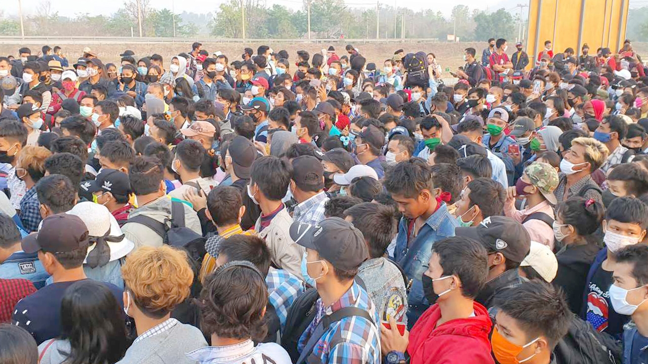 แรงงานพม่าไม่ขออยู่ไทย นับหมื่นรอข้ามแดนแม่สอด วันสุดท้ายก่อนปิดด่าน