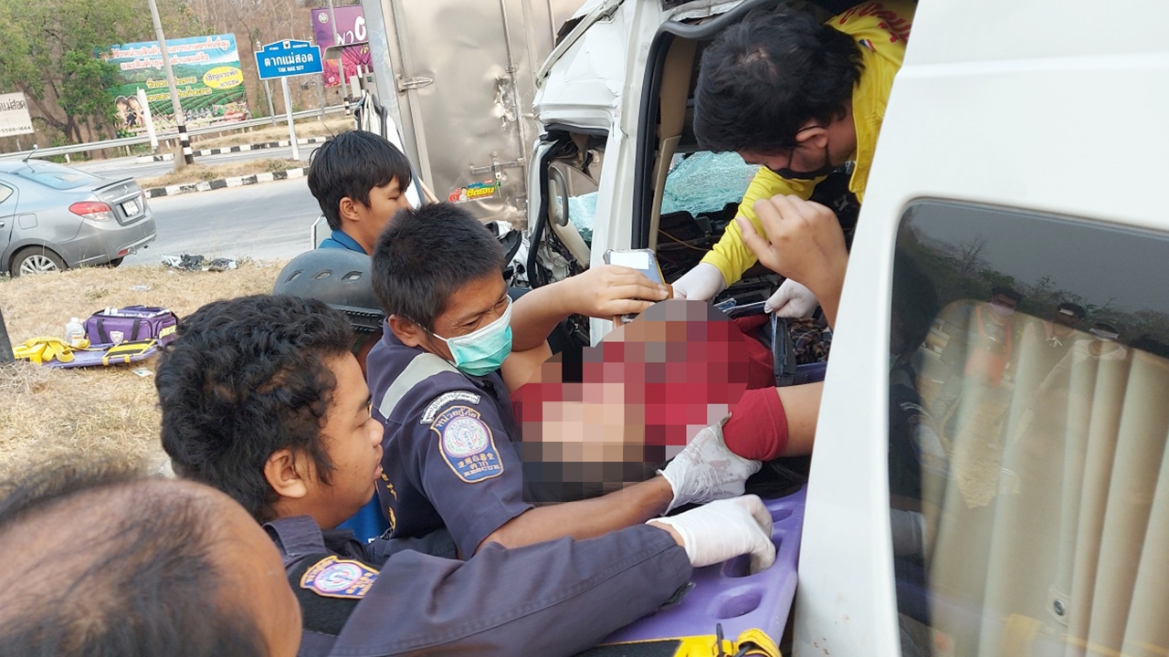 พม่าหนีโควิดฯ จ้างรถตู้ไปส่งแม่สอด คนขับหลับในชนปิกอัพ เจ็บ 10