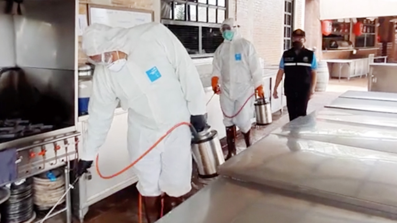 เชียงใหม่ยอดป่วยโควิด-19 รวม 3 ราย จนท.ลุยพ่นฆ่าเชื้อร้านอาหารชื่อดัง