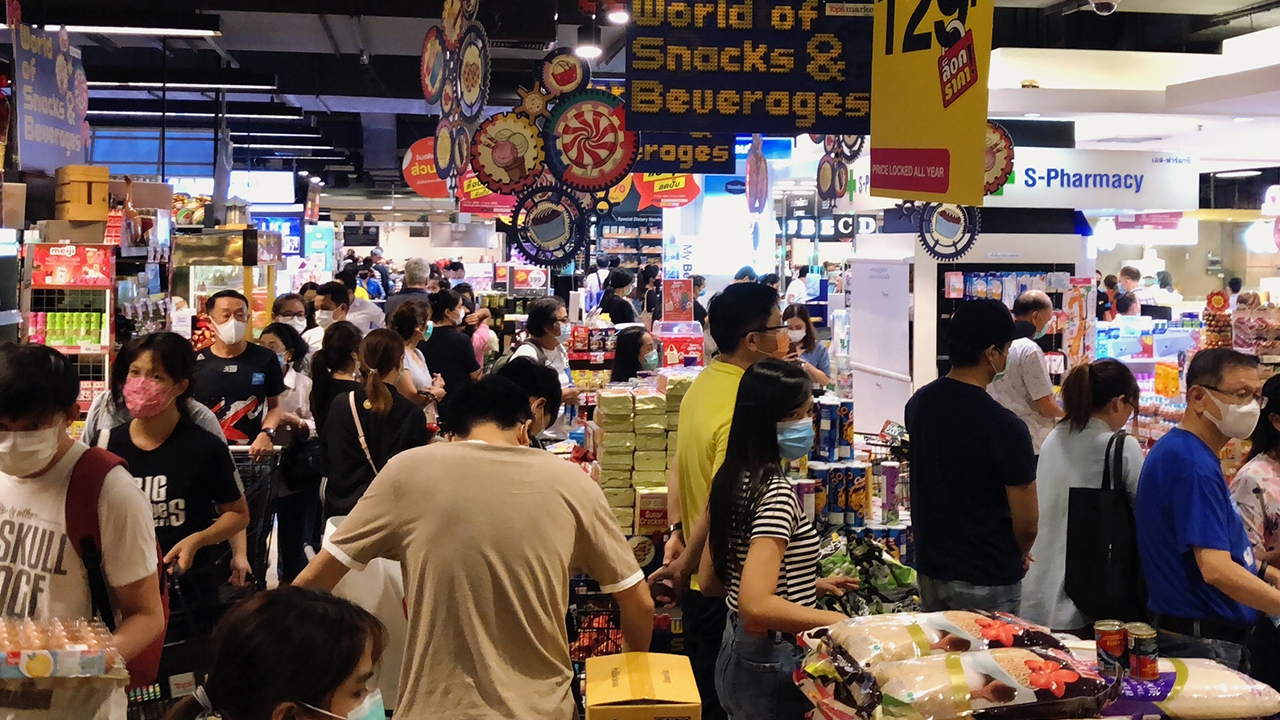 เปิดภาพ คนสวมหน้ากากอนามัย แห่ซื้ออาหาร ของใช้จำเป็น แน่นห้างฯ