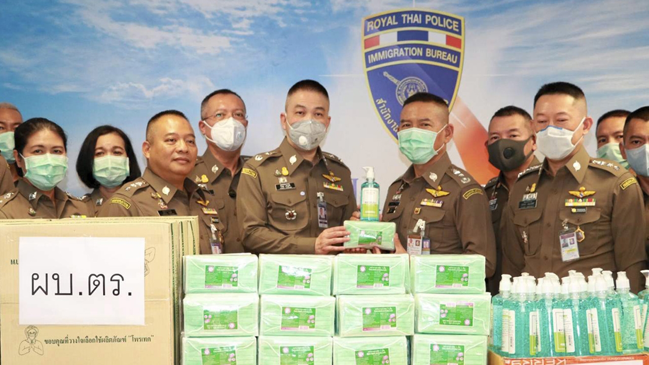 ยำตำรวจ : ผบช.สตม.มอบหน้ากาก เจลแอลกอฮอล์ สร้างขวัญกำลังใจแก่เจ้าหน้าที่