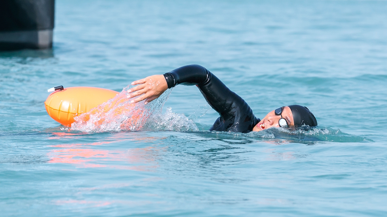 โตโน่ ว่ายข้ามเกาะวันที่ 3 เจอกระแสน้ำพัดแรง บาดเจ็บหัวไหล่ซ้าย 