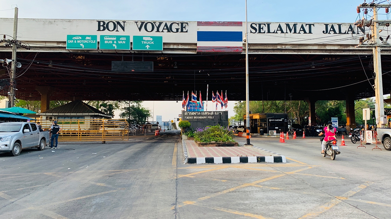 สงขลาปิดพรมแดน 3 ด่านวุ่น คนไทยไม่รู้ติดด่านมาเลย์เพียบ สถานทูตเร่งช่วย