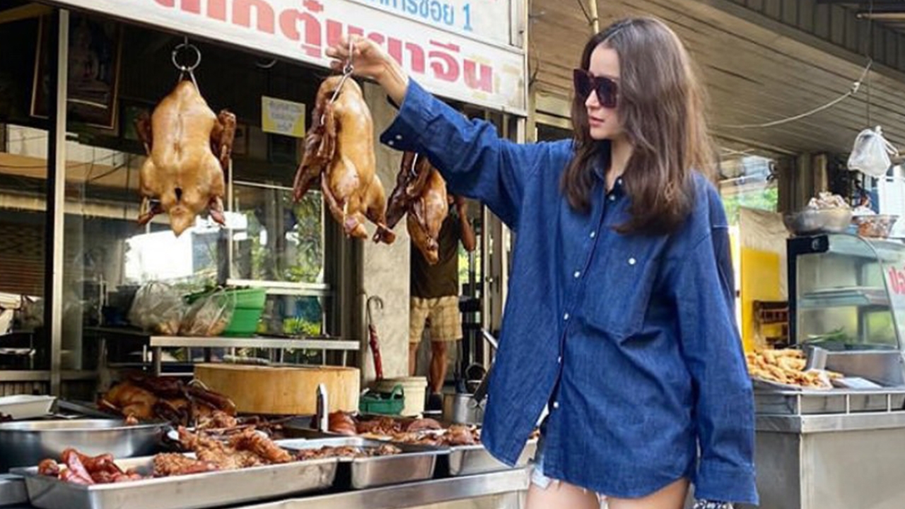 แฟชั่นซื้อเป็ดตุ๋นกลับไปกินบ้าน แอน ทองประสม แต่งแค่นี้ก็แพงได้ 