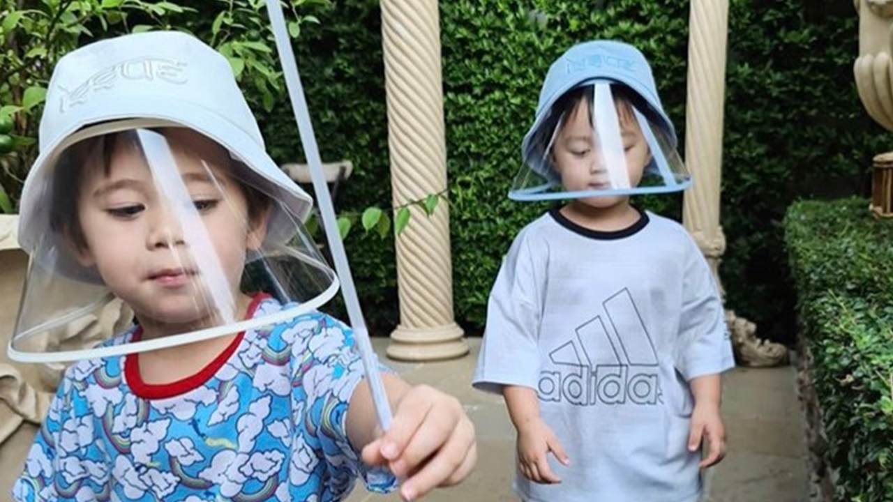 สายแฟรุ่นเล็ก สายฟ้า-พายุ สวมหมวกป้องกันโควิด-19 ถูกใจจนไม่อยากถอด