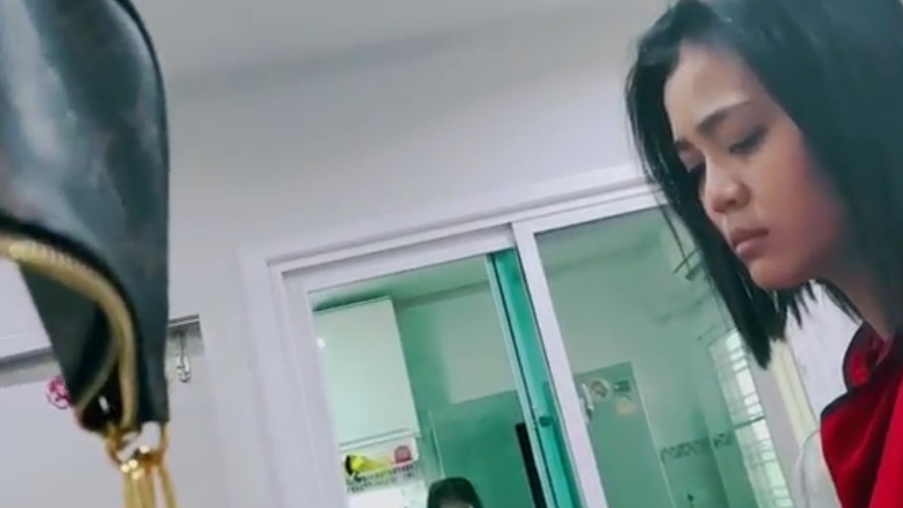 ลำไย ไหทองคำ น้ำตาซึม เจอหมาตัวโปรดกัดกระเป๋าใบละ 95,000 (คลิป)