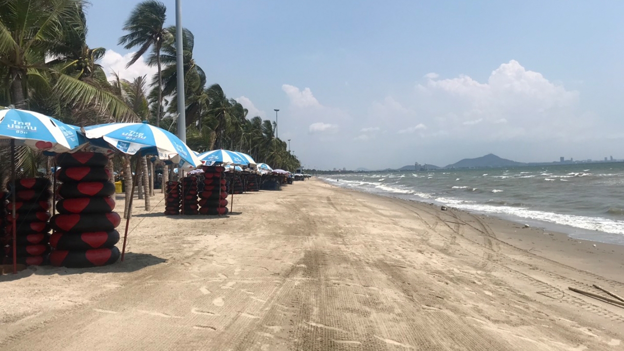 ผู้ว่าฯชลบุรี สั่งด่วนสกัดโควิด-19 ให้วางร่ม เตียงผ้าใบริมหาดห่าง 1 เมตร