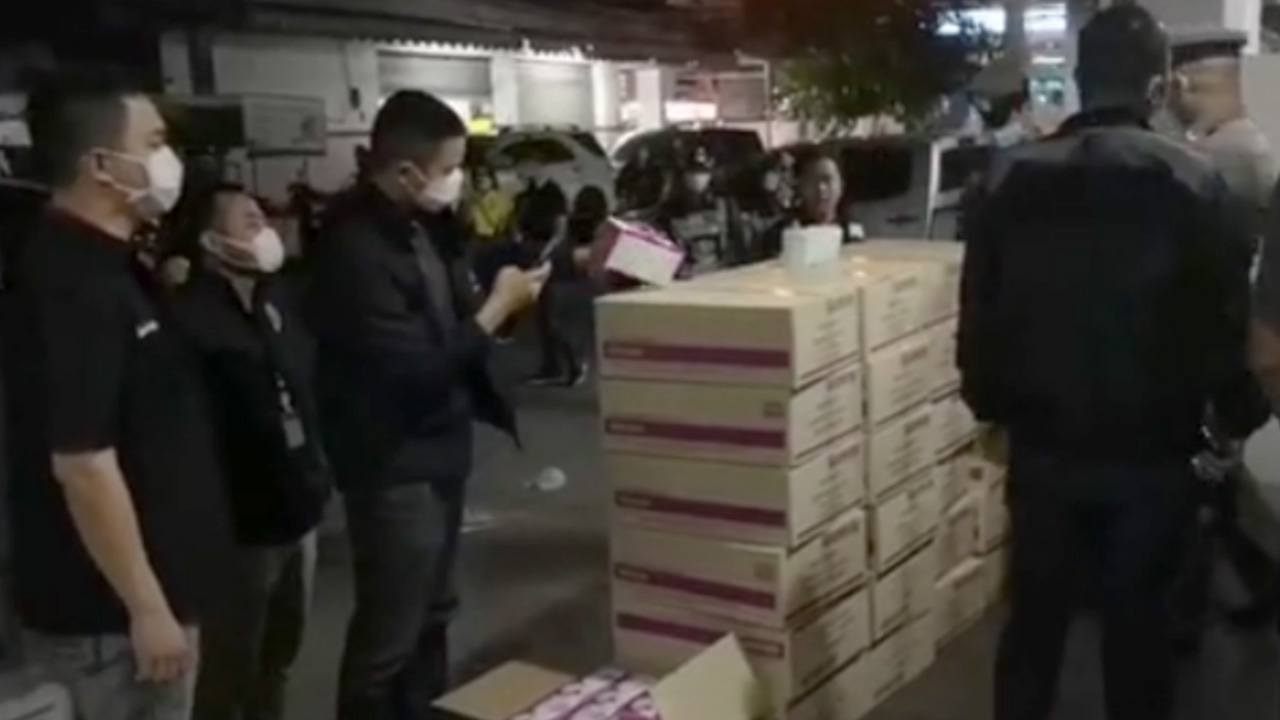 ล่อจับพ่อค้าหน้าเลือด ขายแมสก์เกินราคา พบตุนไว้กว่า 4 หมื่นชิ้น 