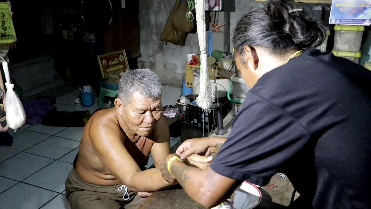 ตาวัย 77 เผยสาวใส่ชุดไทยมาสะกิดแขน บอกตามหามา 2 ปีให้ไปผูกคอที่ห้องน้ำ