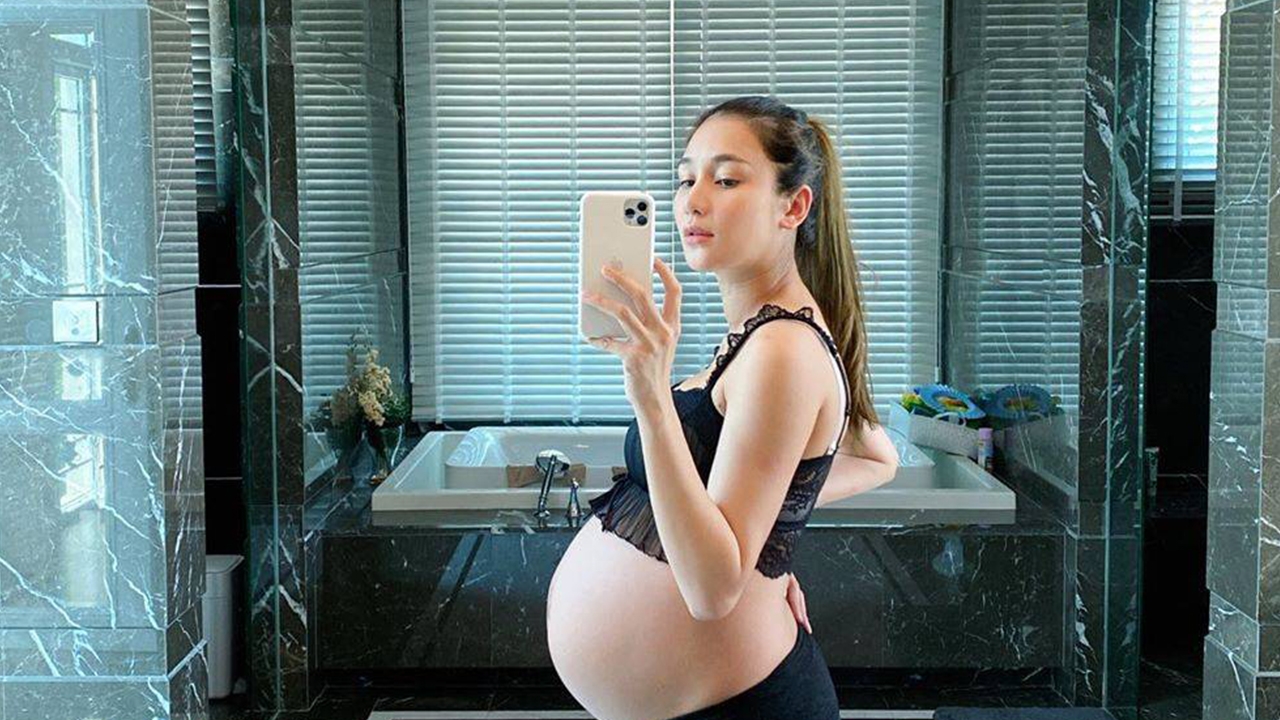 เนย โชติกา อวดภาพท้อง 9 เดือน น้ำหนักขี้น 17 กก. แน่นมากแต่ยังสวยแซ่บ