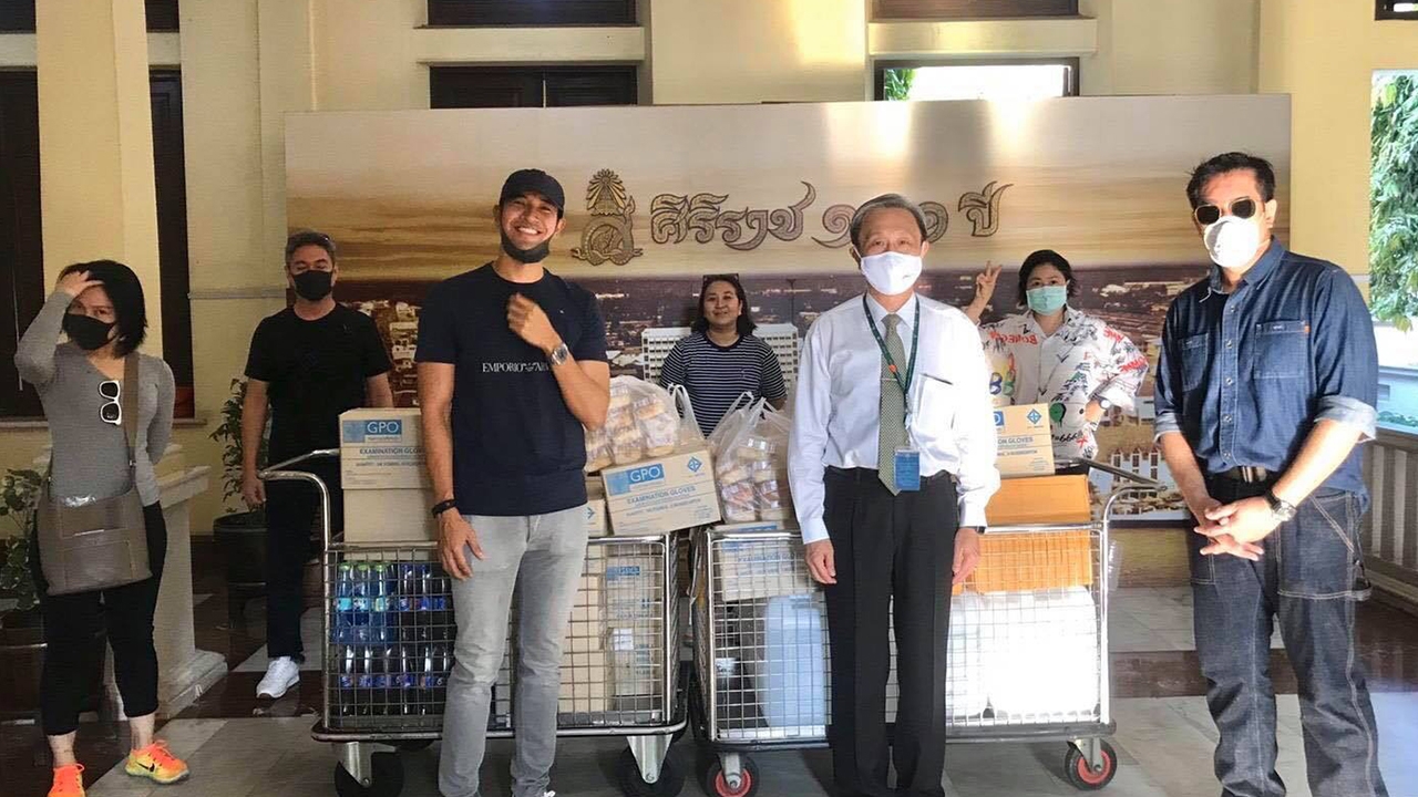 เกรท วรินทร ขนของเพียบสู้โควิด ให้โรงพยาบาลศิริราช  