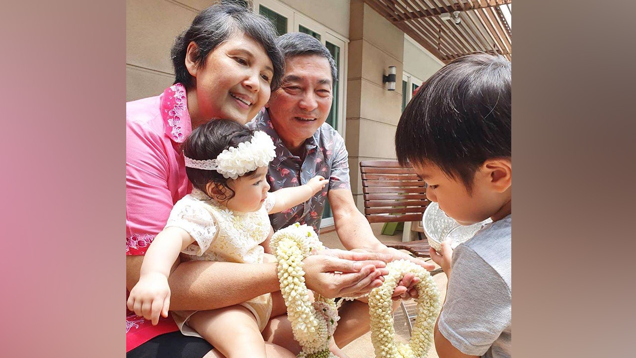 ลีเดีย โพสต์ภาพน่ารัก น้องดีแลน-น้องเดมี่ รดน้ำดำหัวคุณตาคุณยาย