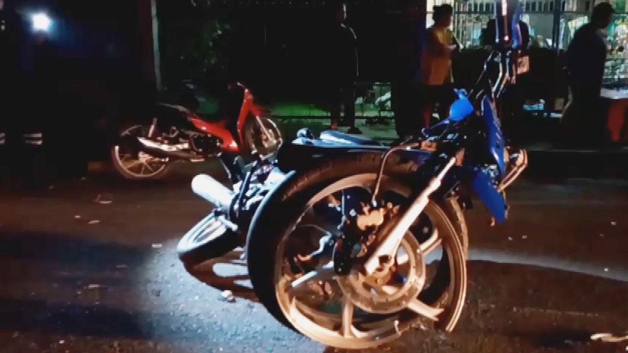 หนุ่มซิ่ง จยย.ไม่เปิดไฟหน้า ประสานงา จยย.2 โจ๋สวนทาง ดับ 1 เจ็บ 2