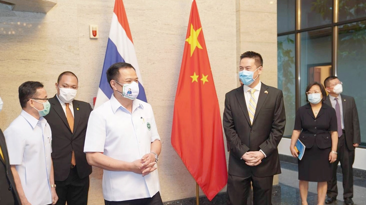 "อนุทิน" รับมอบเวชภัณฑ์ลอตใหญ่จากจีน หนุนทีมแพทย์ไทย สู้วิกฤติ "โควิด"