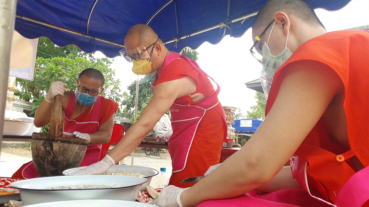 เข้าถึง "รสพระทำ" แกงขนุนแจกชาวบ้านพะเยา สู้โควิด-19 ในวันปีใหม่เมือง