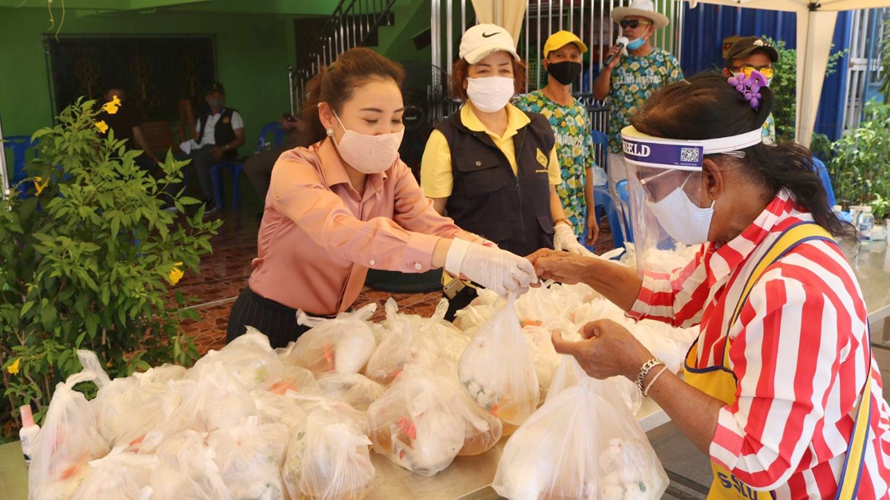 ส.ส.ปากน้ำ พปชร.ลุยให้กำลังใจ นำอาหารมอบชาวบ้าน พื้นที่สีแดงโควิด-19