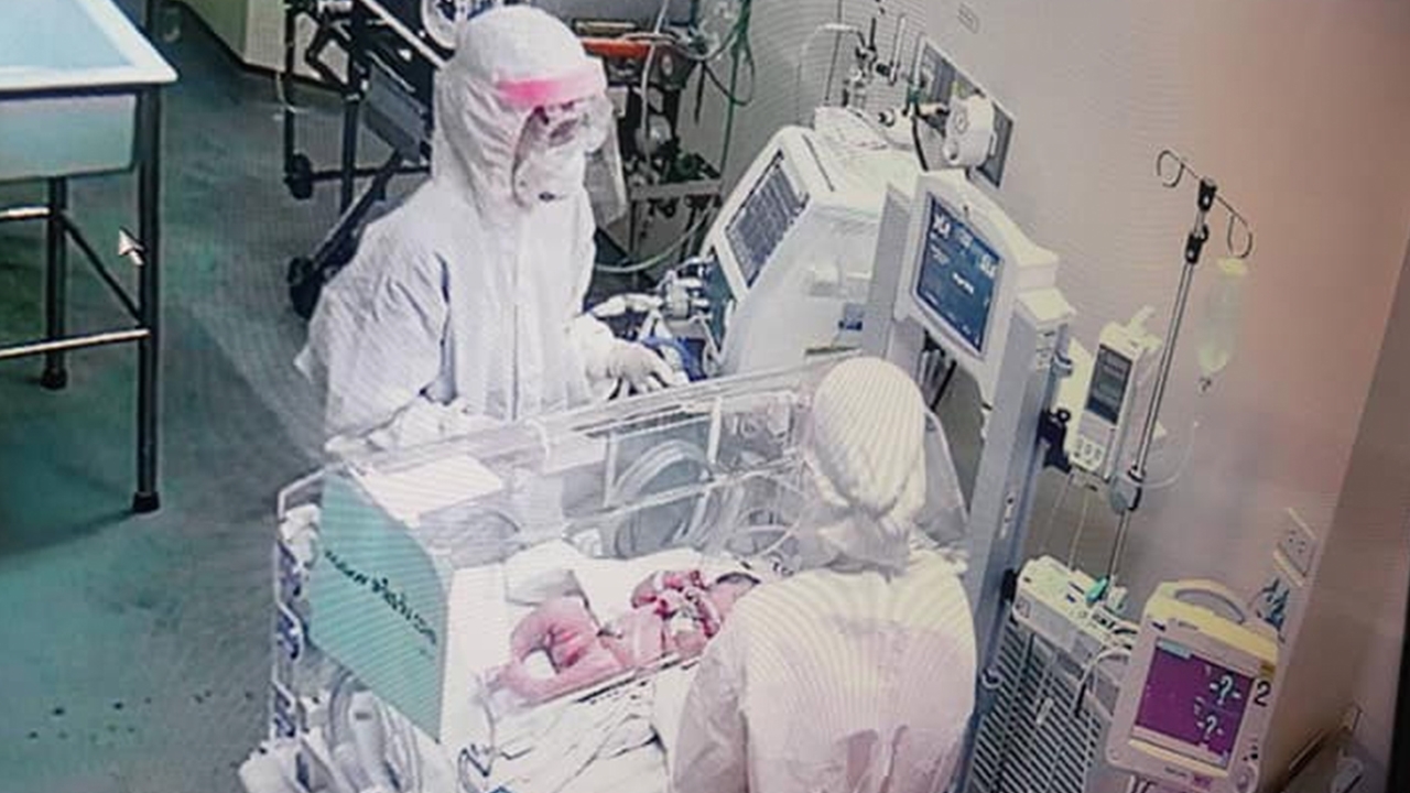 เปิดภาพทีมแพทย์ ระดมผ่าคลอดฉุกเฉิน ช่วยทารก แม่เสี่ยงติดโควิด-19