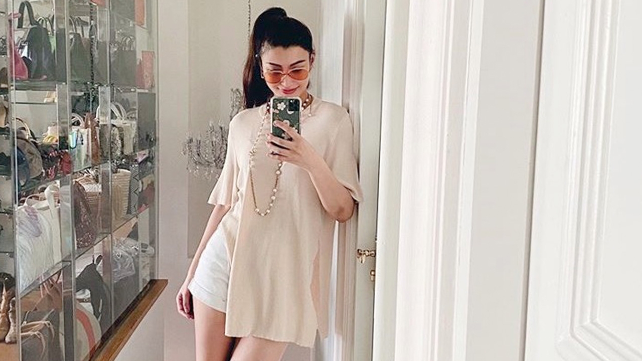 เอมมี่ มรกต เผยภาพมุมเก็บมงกุฎนางงาม เด่นตระหง่านอยู่กลางบ้าน 