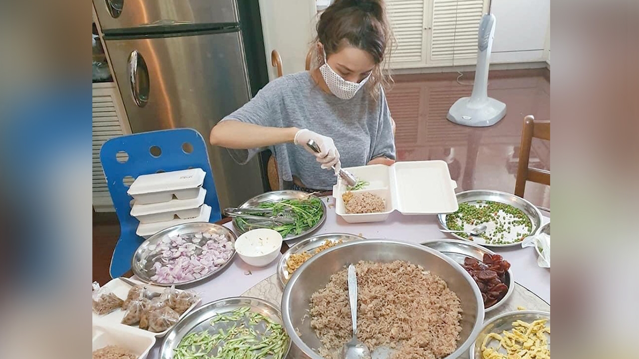 ปาล์มมี่ เปิดครัวทำข้าวคลุกกะปิ ส่งให้พยาบาลได้ทาน ตอบแทนความเสียสละ 