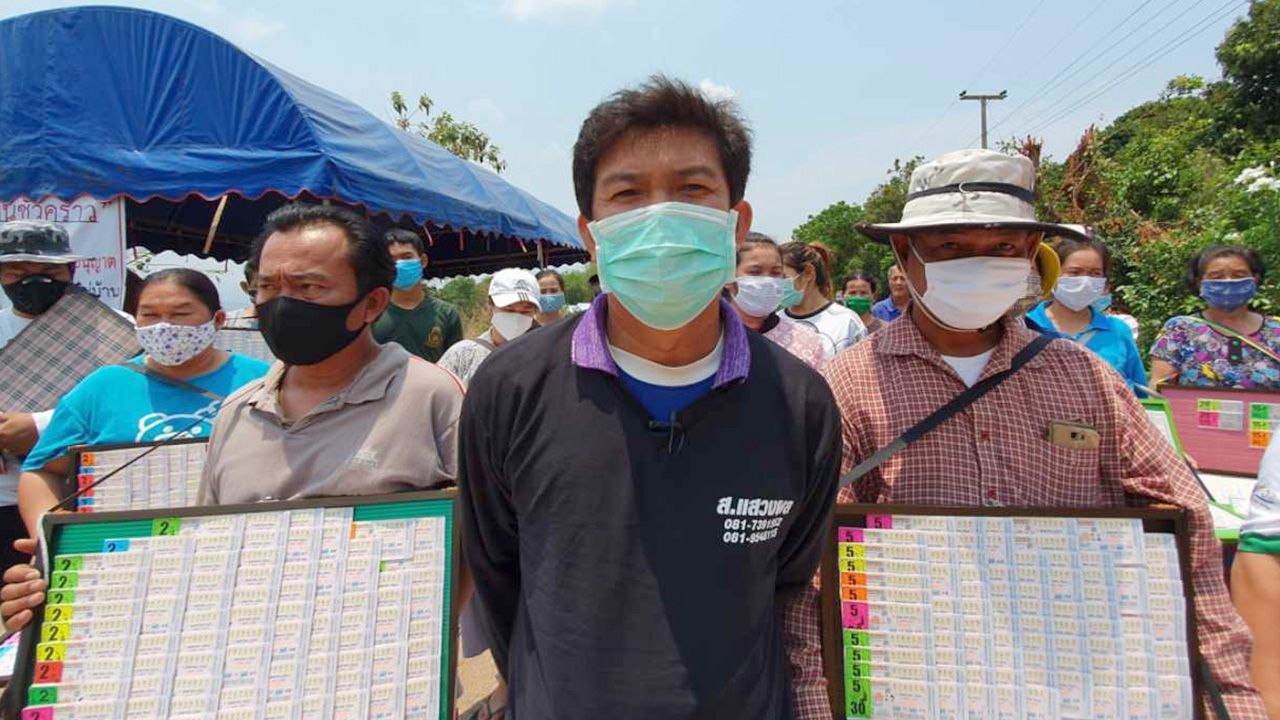 พ่อค้าลอตเตอรี่เลย ขออนุญาตแหกด่านโควิดฯ ออกไปหาเงินก่อนอดตาย  