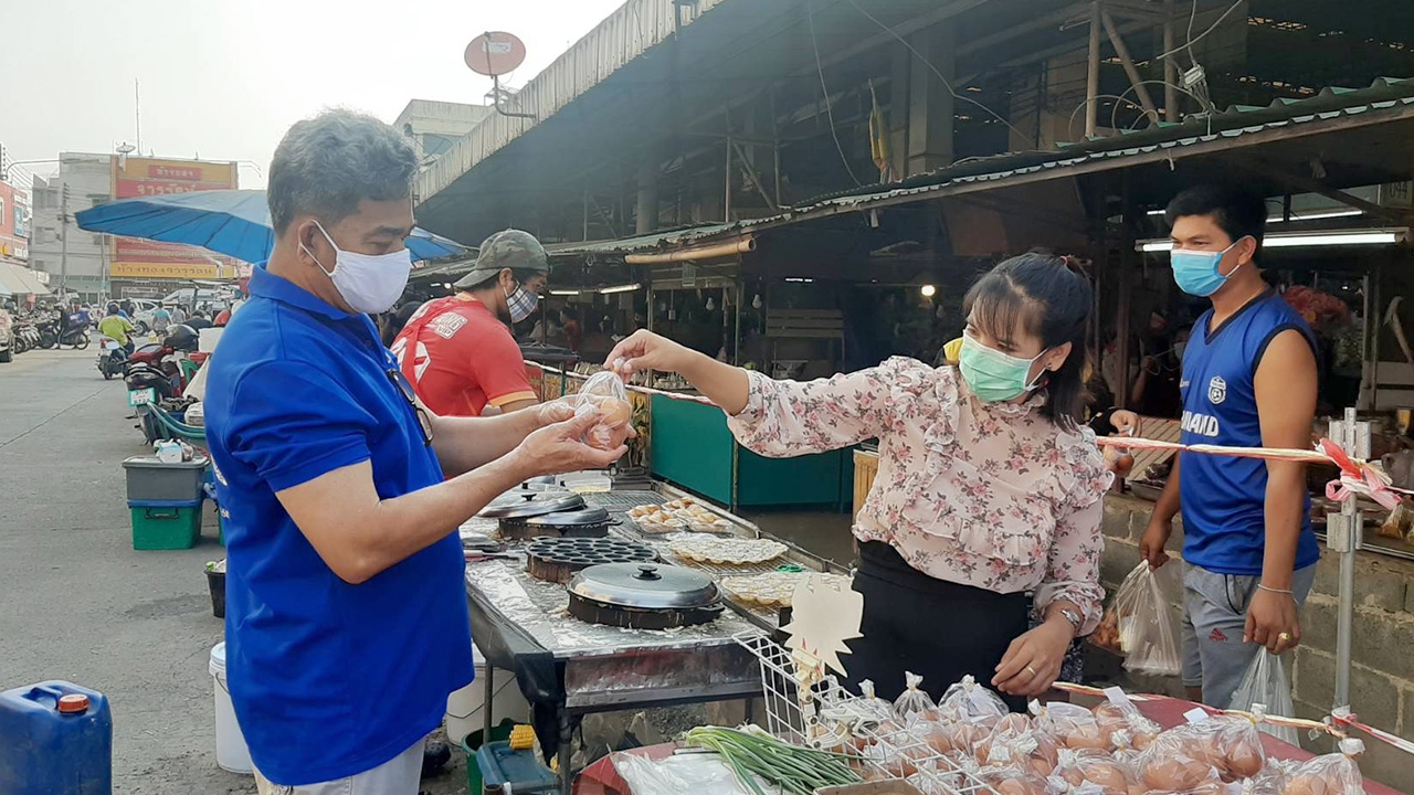 กลุ่มสาวโรงงานที่ศรีราชา นำไข่ไก่แจกประชาชน ร่วมกันฝ่าวิกฤติโควิด-19