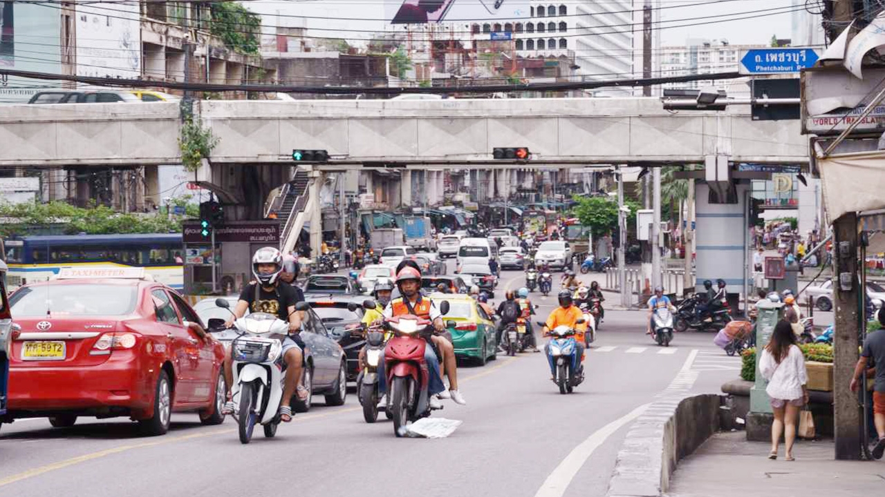 ไร้ผู้โดยสารช่วงโควิด แท็กซี่ ตุ๊กๆ ปรับตัววิ่งส่งของ ส่งอาหารหารายได้ (คลิป)