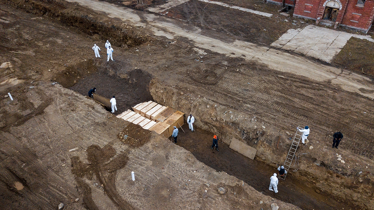 ขนลุก โควิดระบาด นิวยอร์กให้คนงานใส่ชุดป้องกัน ฝังศพลงหลุมใหญ่บนเกาะ