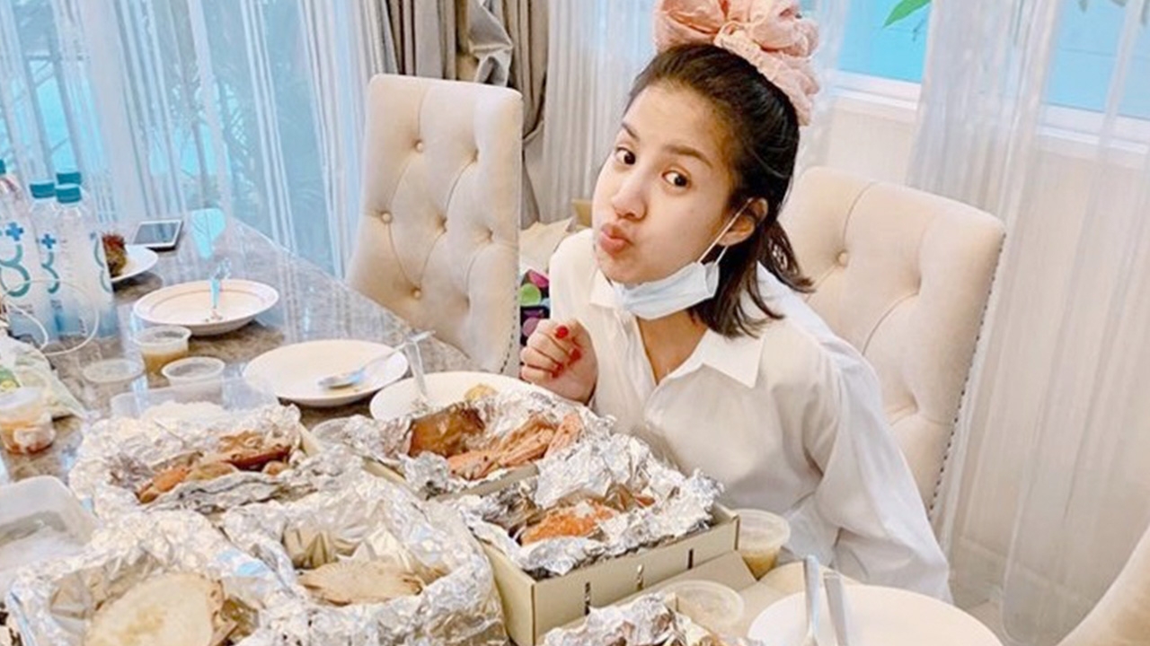 ใบเตย อาร์สยาม ตอบกลับ เมื่อเจอดราม่า หลังโพสต์ภาพอาหารเต็มโต๊ะ 