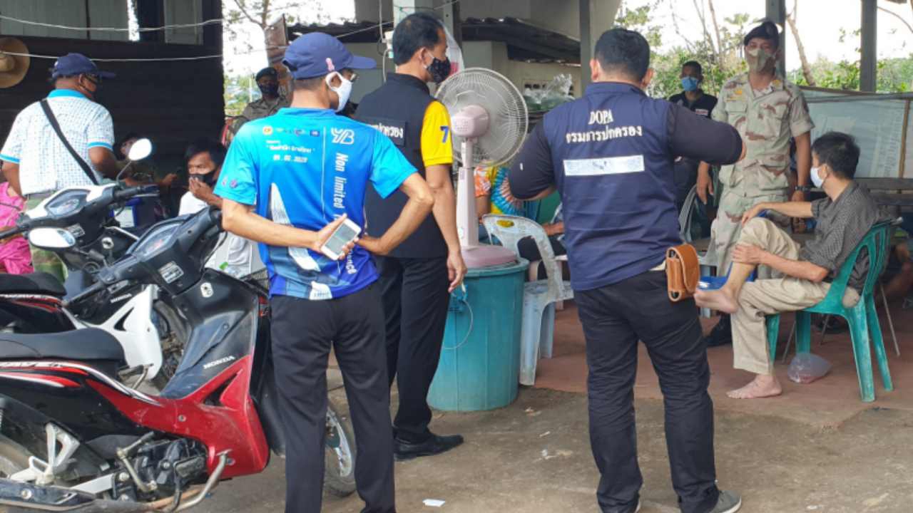 ปค.เมืองเพชรฯ บุกรวบ 17 เซียนไฮโลเล่นท้าโควิดฯ มีผญบ.ร่วมวงด้วย