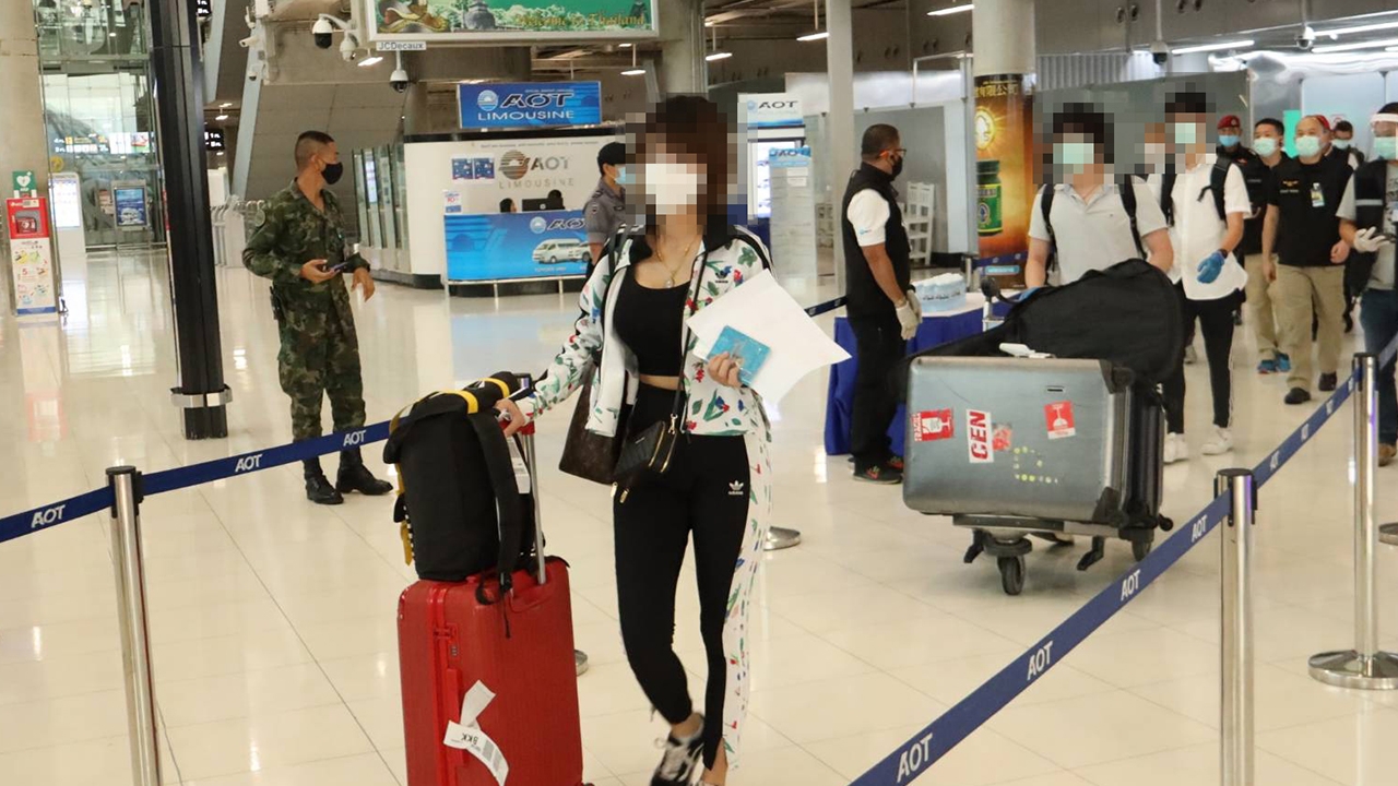 18 คนไทยตกค้างจากสิงคโปร์ เดินทางกลับถึงไทยแล้ว พบมีไข้ 3 คน