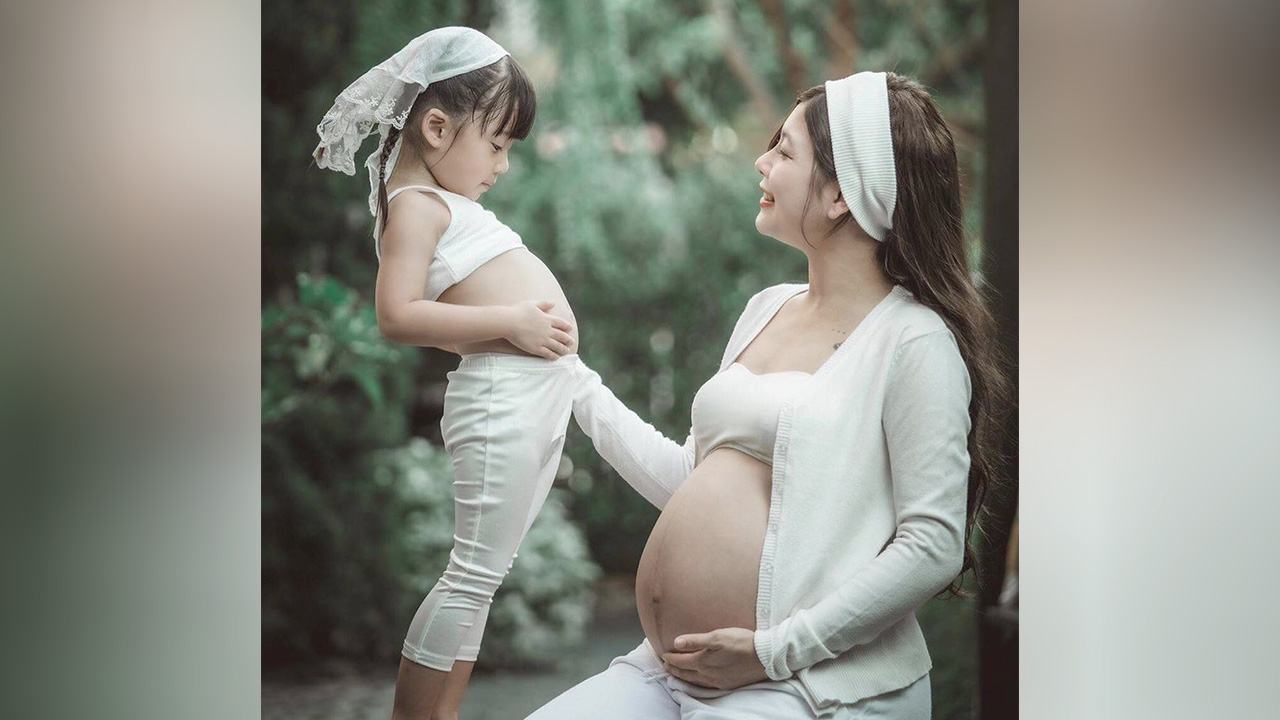 กุ๊บกิ๊บ ใกล้คลอดแล้ว โพสต์ภาพครอบครัว น้องเป่าเปา เปิดพุงโชว์กับแม่