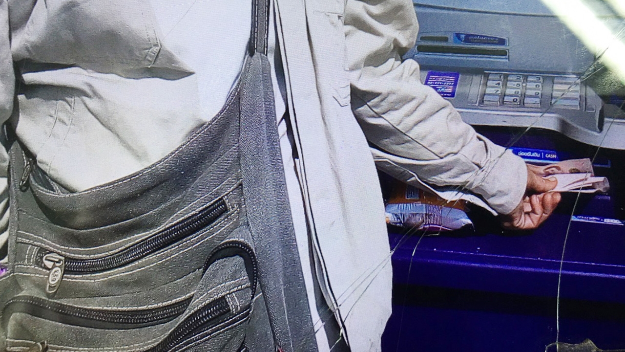 ผัวเมียสุดช้ำ เจอ ATM กินเงิน กด 5 พัน ดึงไม่ออก สุดท้ายผลุบหาย